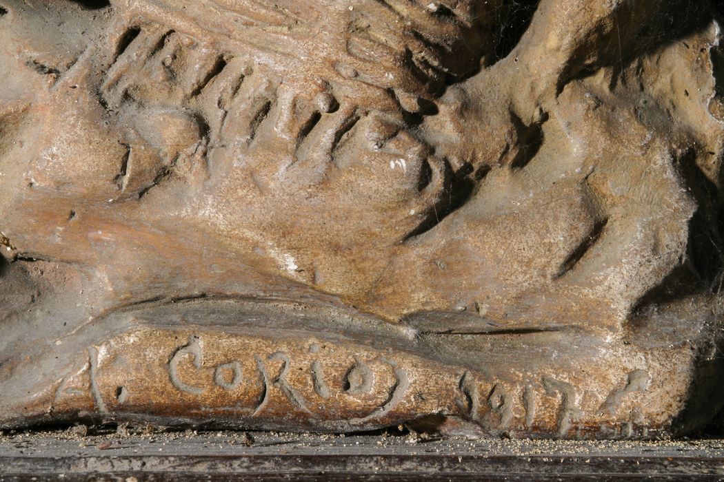 bas-relief : Défense du bois des Caures avec le colonel Driant, détail de la signature - © Ministère de la Culture (France), Conservation des antiquités et des objets d’art de la Meuse – Tous droits réservés