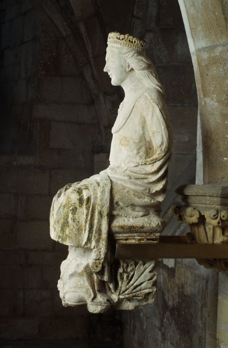 statue : Vierge assise dite Notre-Dame-des-Voûtes, profil gauche, vue générale