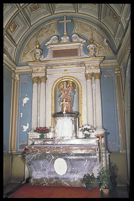 autel, tabernacle, retable, statue : Vierge à l'Enfant - © Ministère de la Culture (France), Conservation des antiquités et des objets d’art de la Meuse – Tous droits réservés