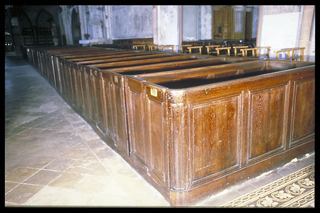 bancs clos de la nef, vue partielle - © Ministère de la Culture (France), Conservation des antiquités et des objets d’art de la Meuse – Tous droits réservés