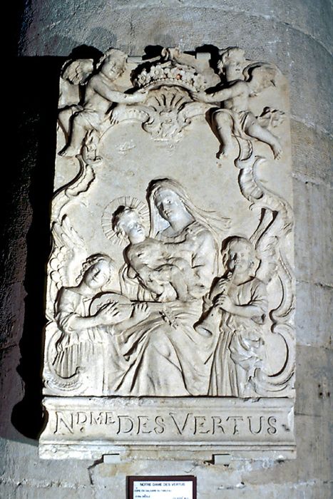 Bas-relief : Notre-Dame des Vertus