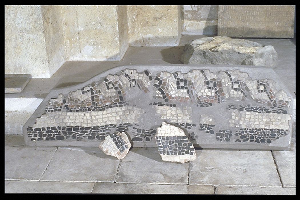 fragments du pavement de mosaïque du choeur - © Ministère de la Culture (France), Conservation des antiquités et des objets d’art de la Meuse – Tous droits réservés