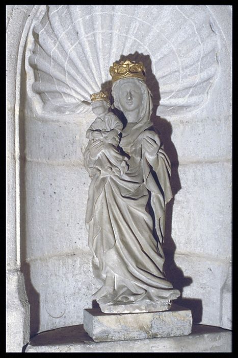 statue : Vierge à la pomme portant l'Enfant Jésus - © Ministère de la Culture (France), Conservation des antiquités et des objets d’art de la Meuse – Tous droits réservés