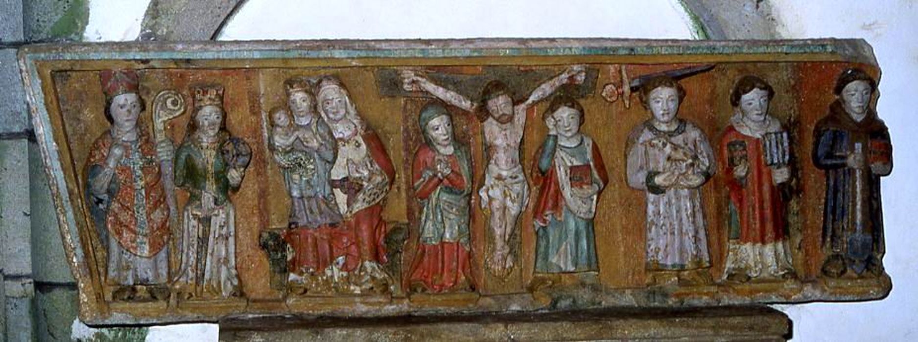 retable : la Crucifixion, sainte Anne portant la Vierge et l'Enfant, sainte Catherine et saint Guillaume, saint Roch, saint Laurent et saint Fiacre