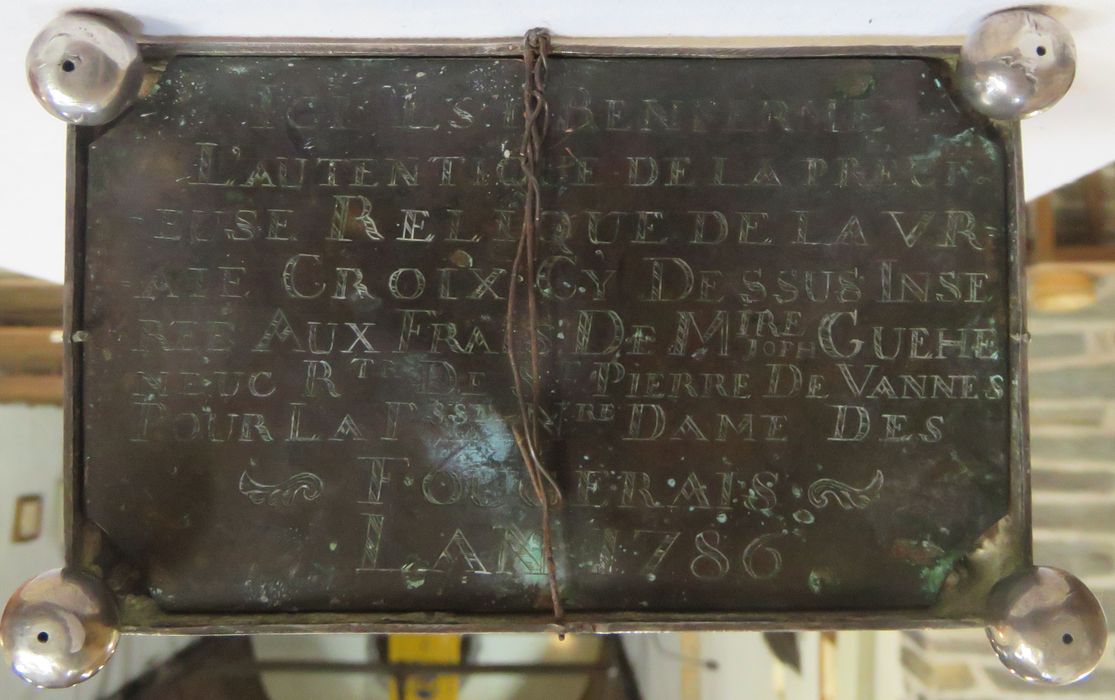 Croix-reliquaire, revers du socle