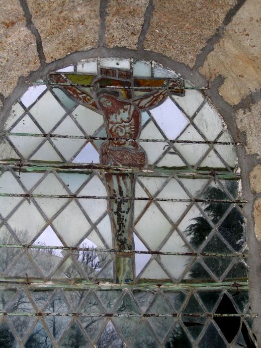 verrière : Christ en croix - © Ministère de la Culture (France), Conservation des antiquités et des objets d’art du Morbihan, tous droits réservés