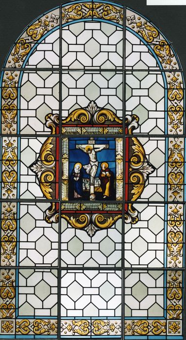 verrière : Christ en croix entre la Vierge et saint Jean (le) - © Ministère de la Culture (France), Conservation des antiquités et des objets d’art du Morbihan, tous droits réservés