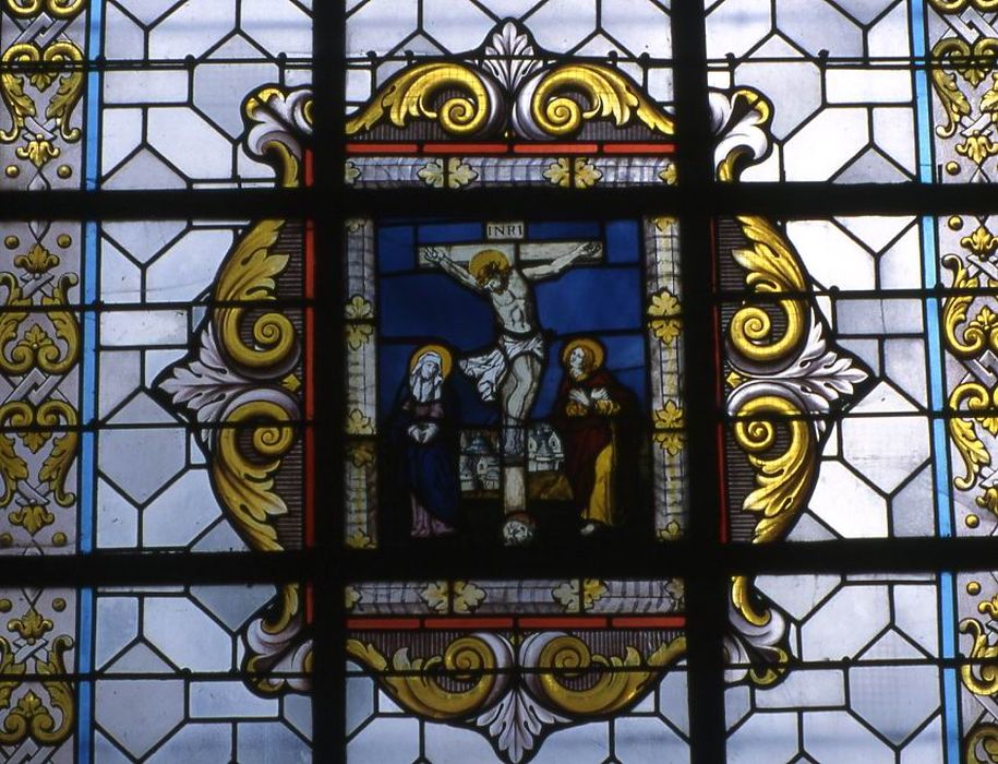 verrière : Christ en croix entre la Vierge et saint Jean (le) - © Ministère de la Culture (France), Conservation des antiquités et des objets d’art du Morbihan, tous droits réservés