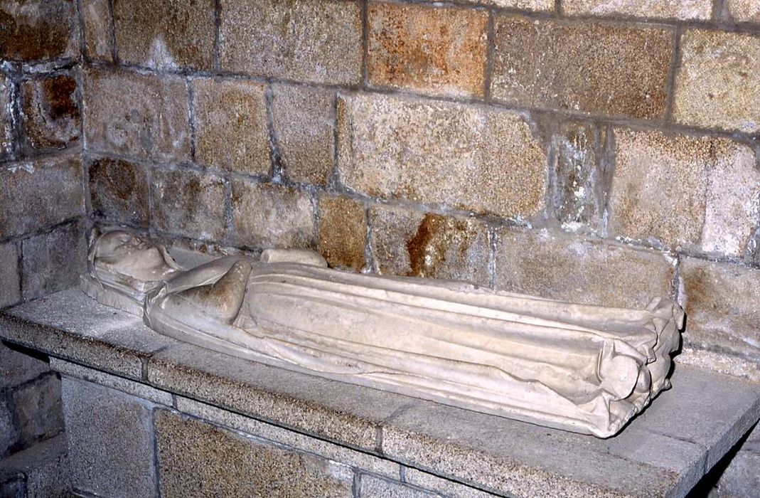 Dalle funéraire (gisant) de Jeanne de Léon, épouse de Jean de Derval, seigneur de Crévy