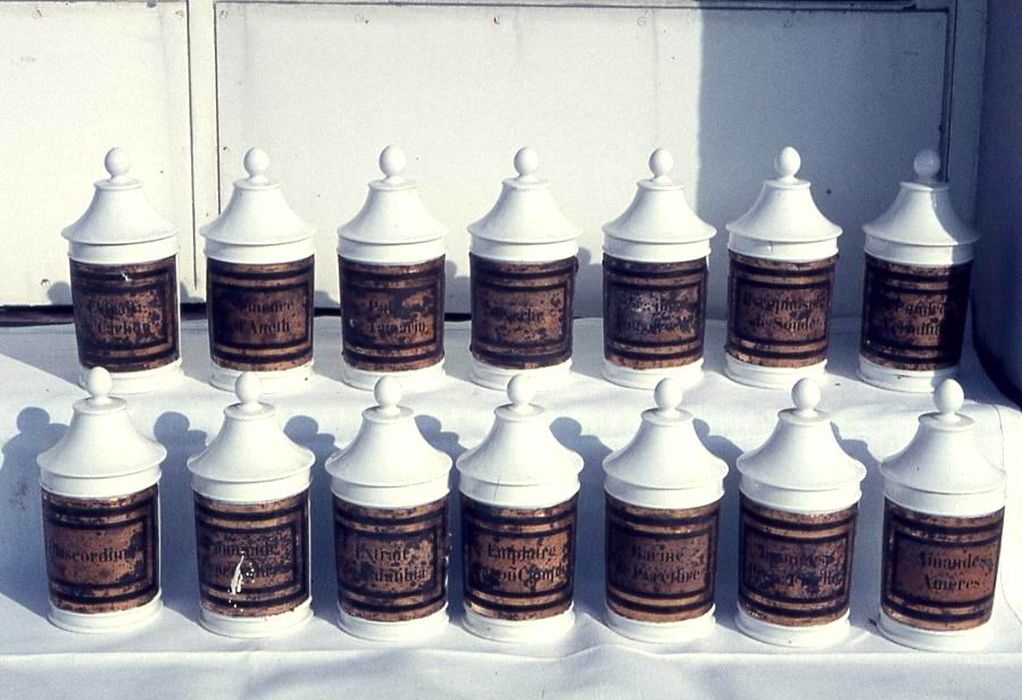 collection de pots à pharmacie