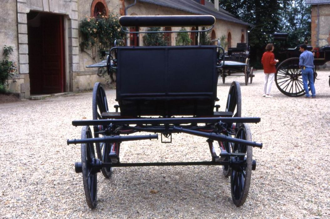 voiture hippomobile : Dog cart à quatre roues