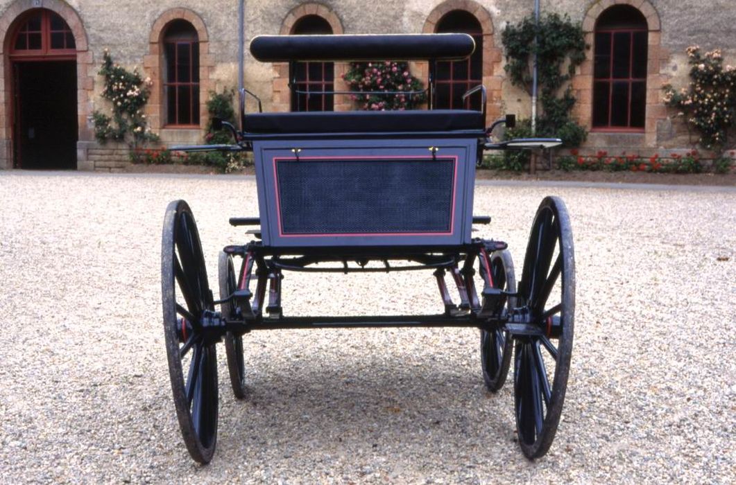 voiture hippomobile : Dog cart à quatre roues