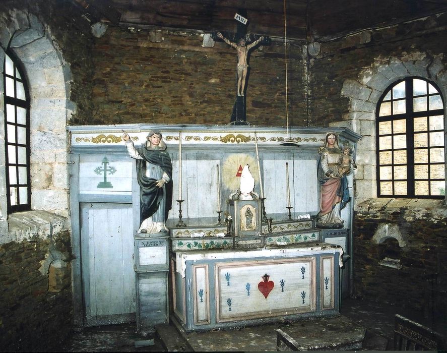 autel, retable, trois statues : Vierge à l'Enfant, Saint Vincent Ferrier, Christ en croix et statue (statuette) : Saint Jean-Baptiste - © Ministère de la Culture (France), Conservation des antiquités et des objets d’art du Morbihan, tous droits réservés