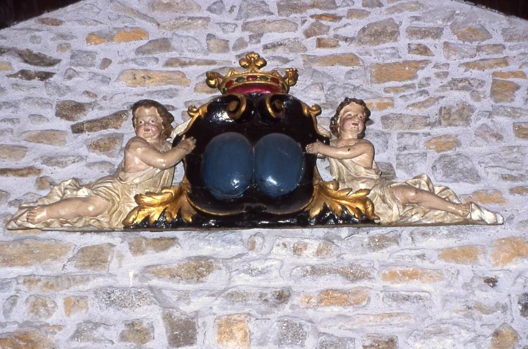 haut-relief : Anges porte-blasons - © Ministère de la Culture (France), Conservation des antiquités et des objets d’art du Morbihan, tous droits réservés