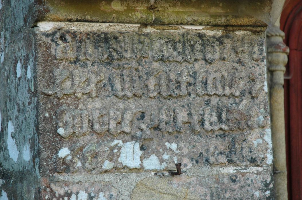 plaque commémorative de la fondation de l'église - © Ministère de la Culture (France), Conservation des antiquités et des objets d’art du Morbihan – Tous droits réservés