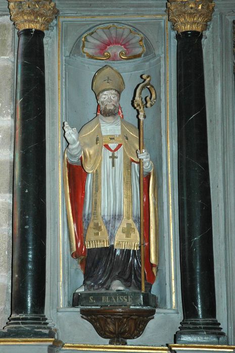 autel et retable du croisillon sud, trois statues : Saint Blaise, Saint Pierre et Saint Nicolas - © Ministère de la Culture (France), Conservation des antiquités et des objets d’art du Morbihan – Tous droits réservés