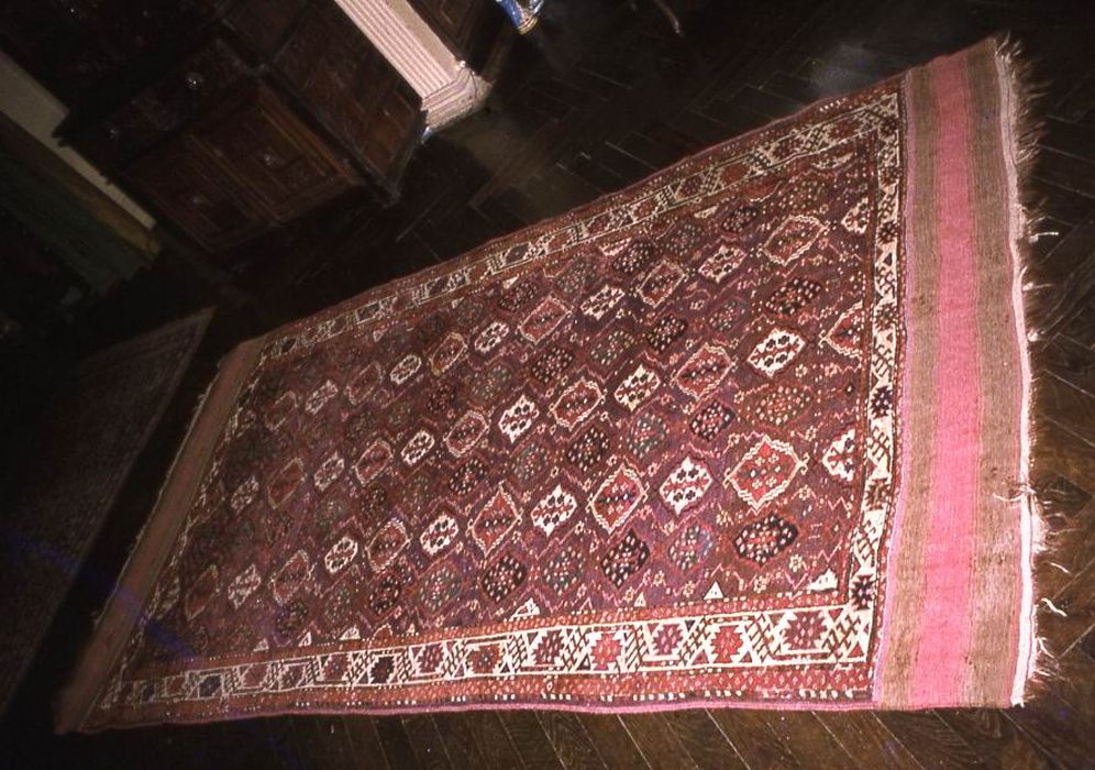 tapis à larges franges bicolores - © Ministère de la Culture (France), Conservation des antiquités et des objets d’art du Morbihan – Tous droits réservés