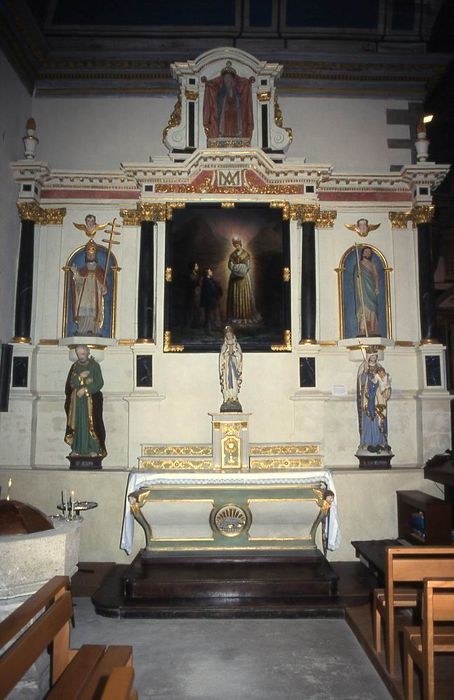 autel et retable nord, ses trois statues : Saint Jean, Saint Cornély et Vierge et son tableau : Notre-Dame de la Salette - © Ministère de la Culture (France), Conservation des antiquités et des objets d’art du Morbihan – Tous droits réservés