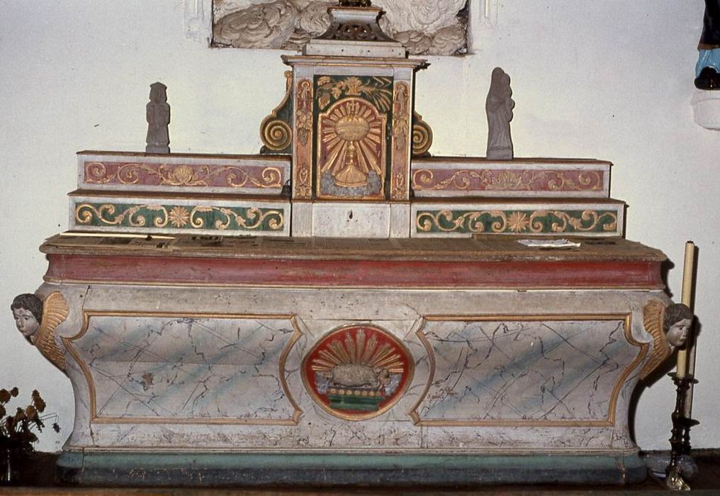 autel (maître-autel), tabernacle et deux gradins d'autel - © Ministère de la Culture (France), Conservation des antiquités et des objets d’art du Morbihan – Tous droits réservés