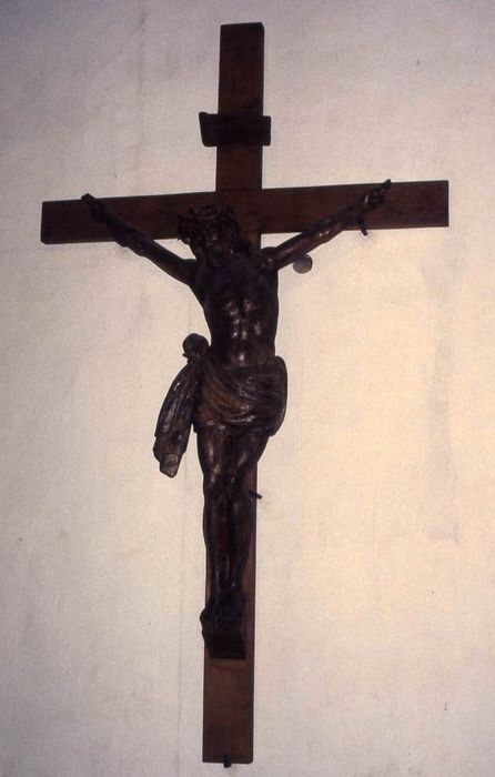 Statue : Christ en croix