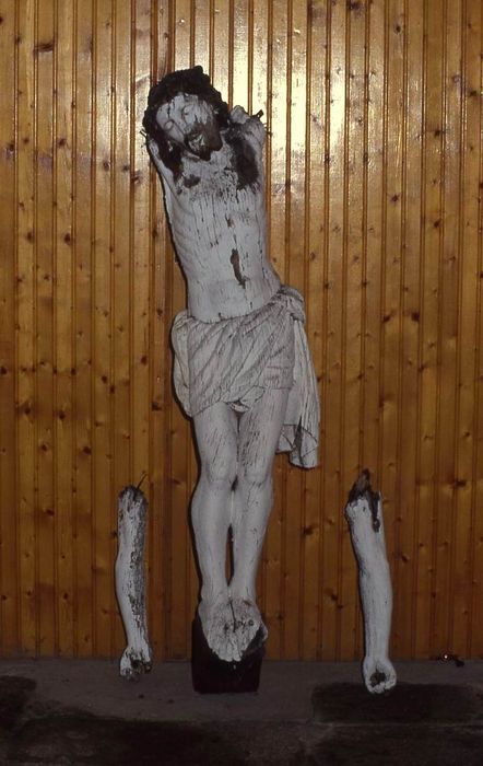 statue : Christ en croix - © Ministère de la Culture (France), Conservation des antiquités et des objets d’art du Morbihan – Tous droits réservés