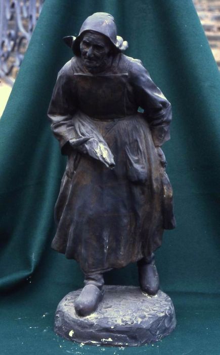 Statue : La Vieille pontivienne au parapluie