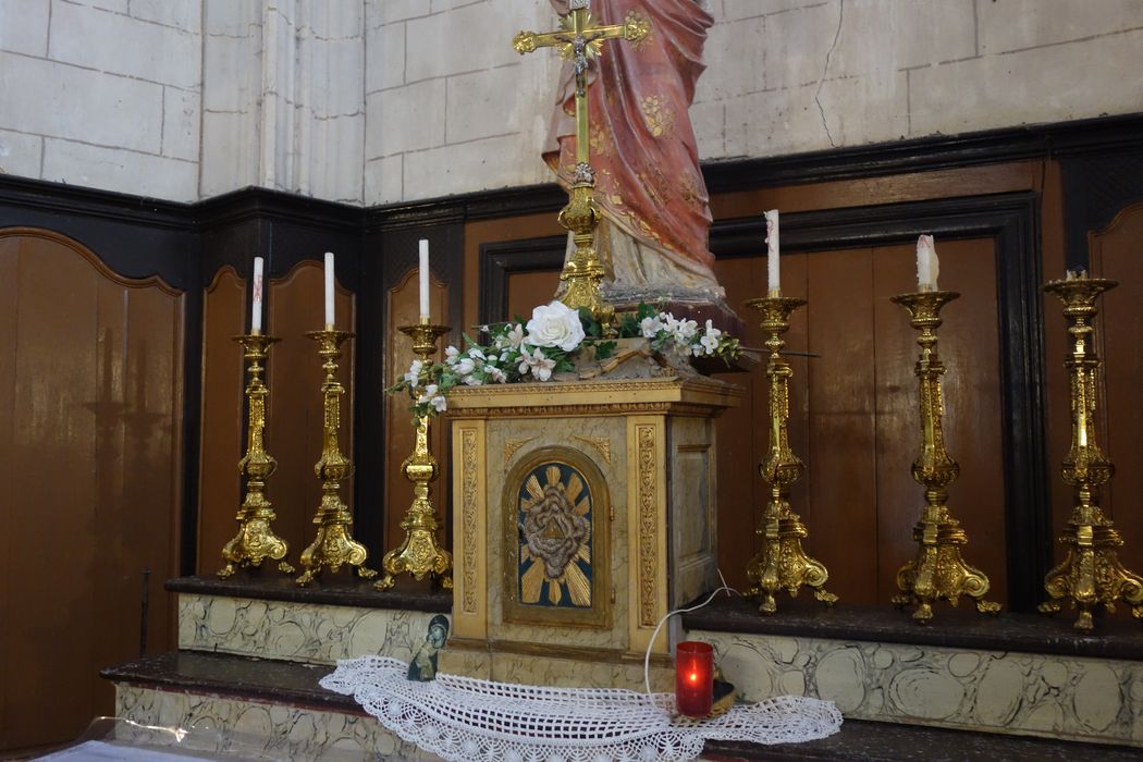 croix d'autel et chandeliers (garniture d'autel) - © Ministère de la Culture (France), Conservation des antiquités et des objets d’art de la Nièvre – Tous droits réservés