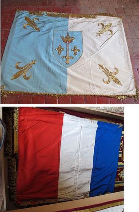 Deux drapeaux décorant l'arcade du choeur appartenant à l'ensemble johannique