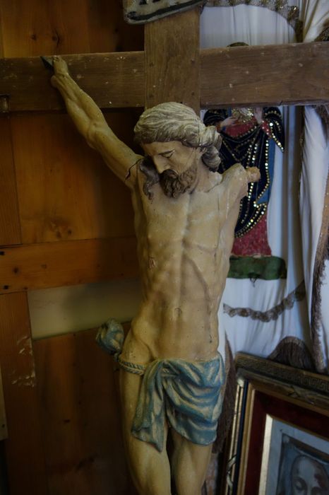 statue : Christ en croix
