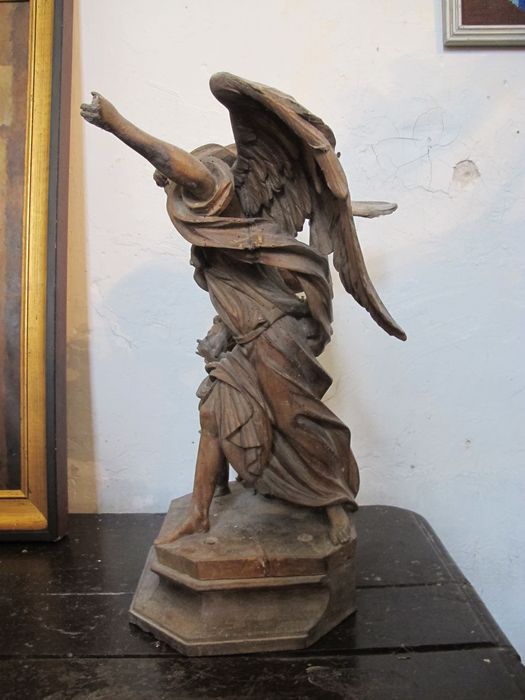 groupe sculpté : l'Ange gardien et l'enfant, profil gauche - © Ministère de la Culture (France), Conservation des antiquités et des objets d’art de la Nièvre – Tous droits réservés 