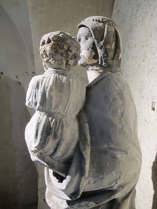 statue : Vierge à l'Enfant, profil gauche, vue partielle