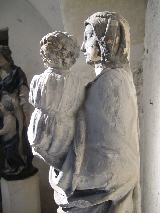 statue : Vierge à l'Enfant, profil gauche, vue partielle