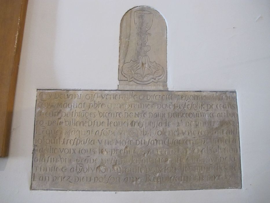 plaque funéraire de François Manquat, premier doyen de l'église de Dornes