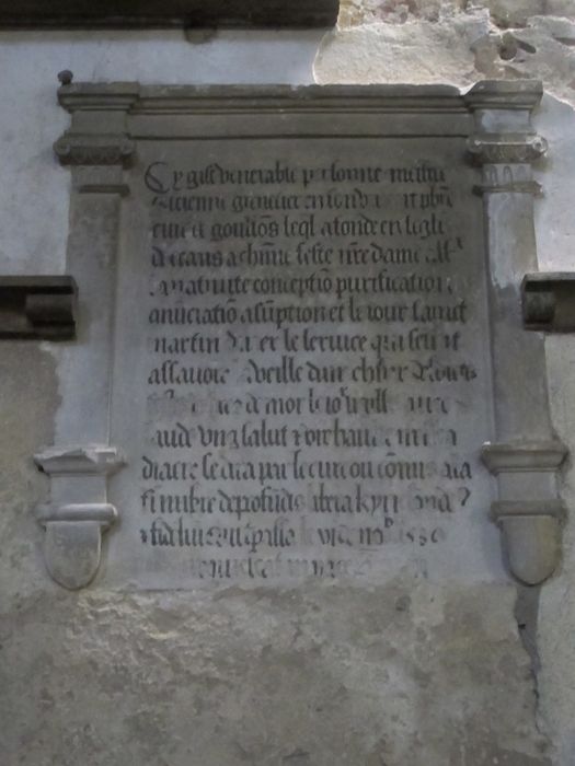 plaque commémorative rappelant les fondations faites par Etienne Corenetier, curé de Gouloux