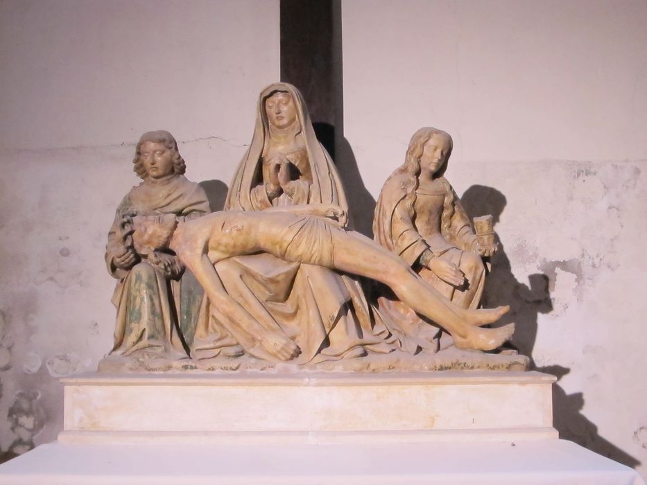 groupe sculpté : la Vierge de Pitié entre saint Jean et sainte Madeleine