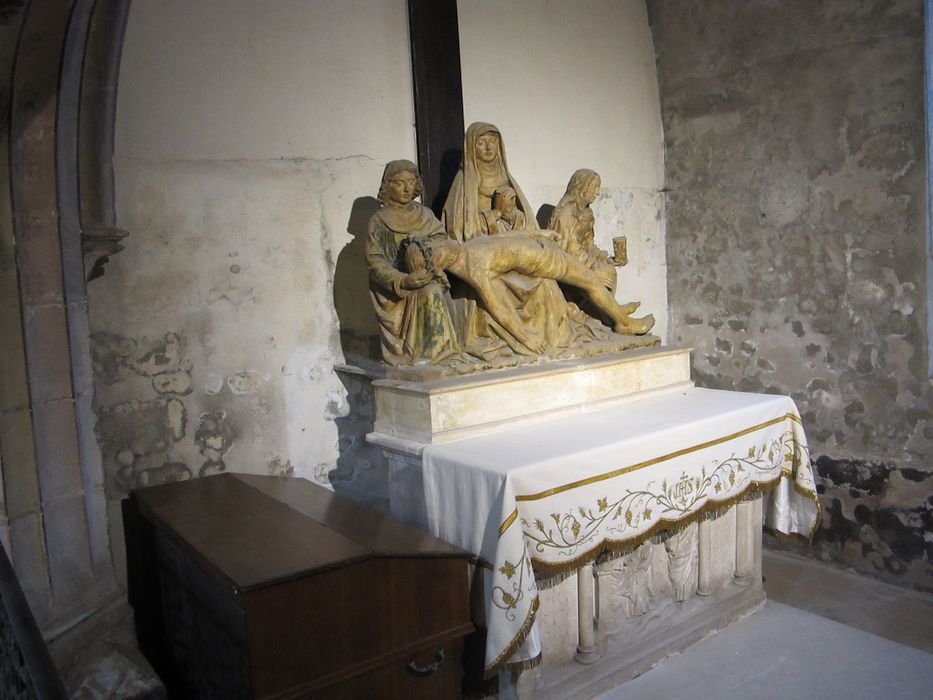 groupe sculpté : la Vierge de Pitié entre saint Jean et sainte Madeleine