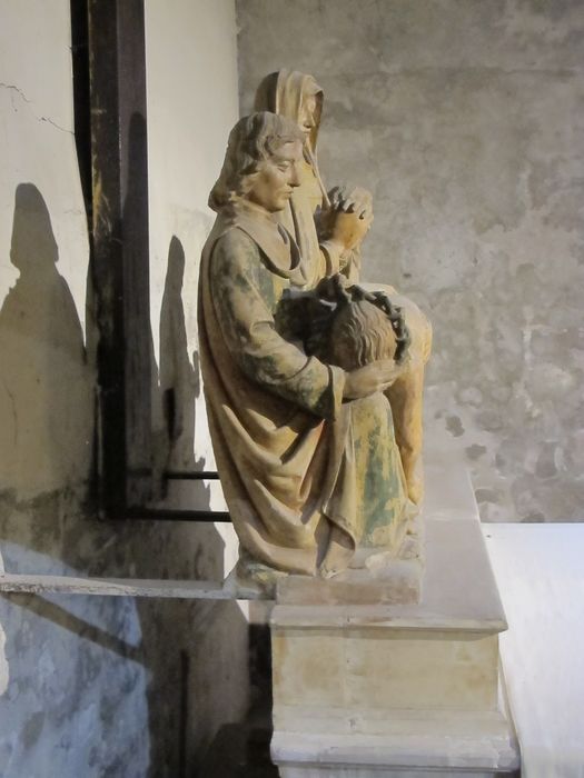 groupe sculpté : la Vierge de Pitié entre saint Jean et sainte Madeleine, profil droit