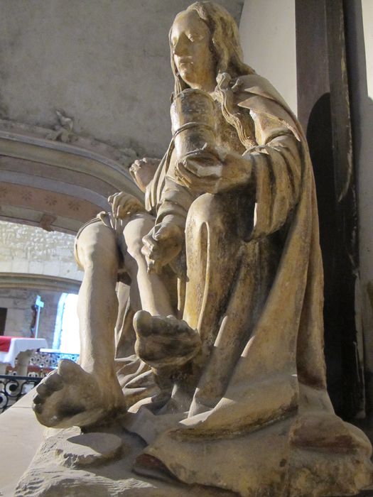 groupe sculpté : la Vierge de Pitié entre saint Jean et sainte Madeleine, profil gauche