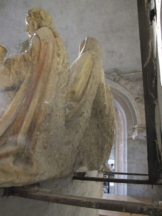 groupe sculpté : la Vierge de Pitié entre saint Jean et sainte Madeleine, revers, vue partielle