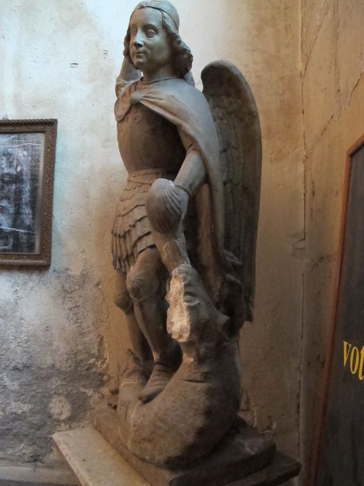 statue : saint Michel, profil gauche