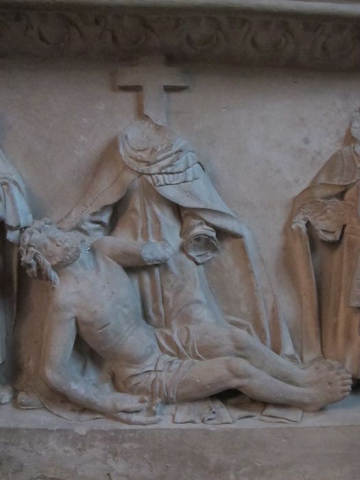 bas-relief : Vierge de Pitié et personnages, détail