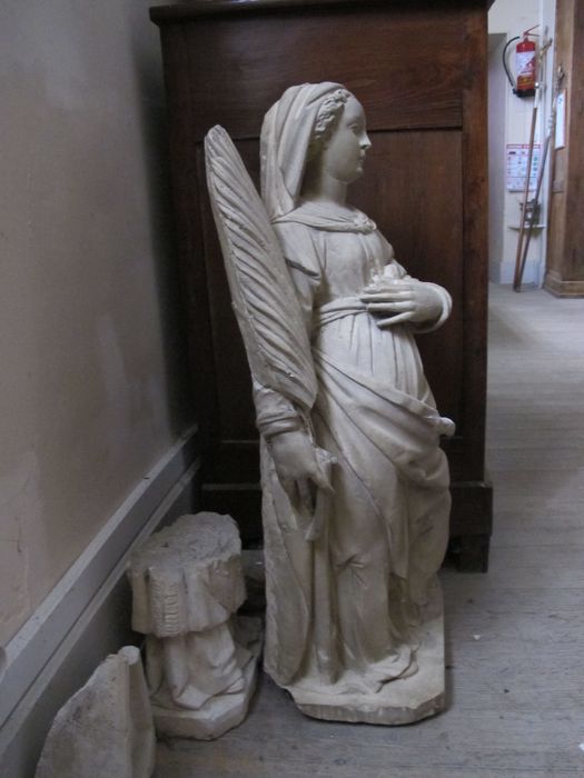 statuette : sainte Reine, profil droit