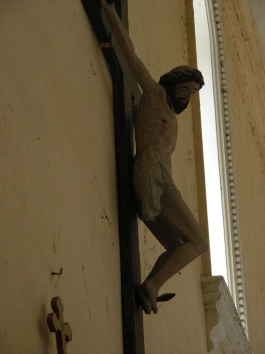 statue : Christ en croix, profil droit