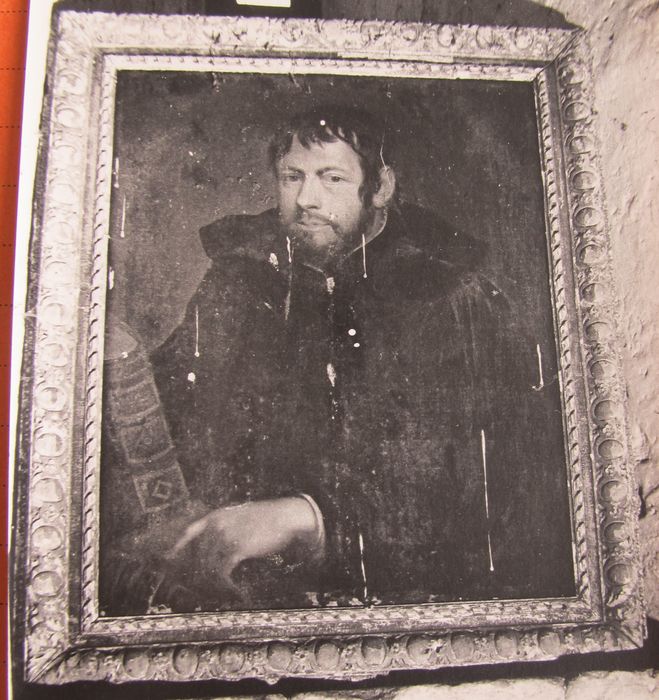 tableau : Portrait de l'Homme au livre - © Ministère de la Culture (France), Conservation des antiquités et des objets d’art de la Nièvre – Tous droits réservés