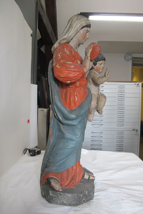 statue (statuette) : Vierge à l'Enfant dite Vierge mère au coeur, profil droit - © Ministère de la Culture (France), Conservation des antiquités et des objets d’art de la Nièvre – Tous droits réservés