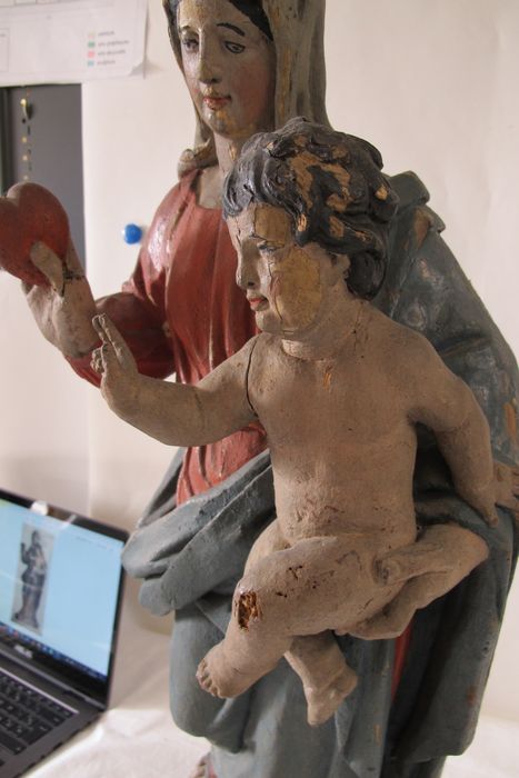 statue (statuette) : Vierge à l'Enfant dite Vierge mère au coeur, vue partielle - © Ministère de la Culture (France), Conservation des antiquités et des objets d’art de la Nièvre – Tous droits réservés 