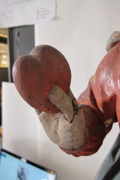statue (statuette) : Vierge à l'Enfant dite Vierge mère au coeur, détail de l’état sanitaire - © Ministère de la Culture (France), Conservation des antiquités et des objets d’art de la Nièvre – Tous droits réservés 
