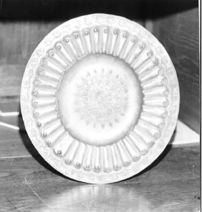 plat de quête - © Ministère de la Culture (France), Conservation des antiquités et des objets d’art de la Nièvre – Tous droits réservés 