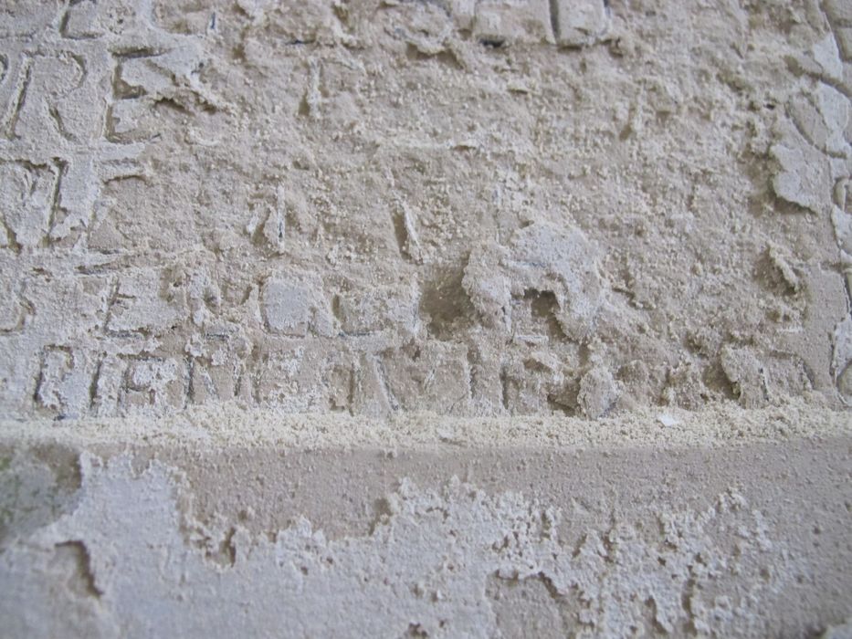 plaque funéraire de René de Vielbourg, détail de l’état sanitaire - © Ministère de la Culture (France), Conservation des antiquités et des objets d’art de la Nièvre – Tous droits réservés 