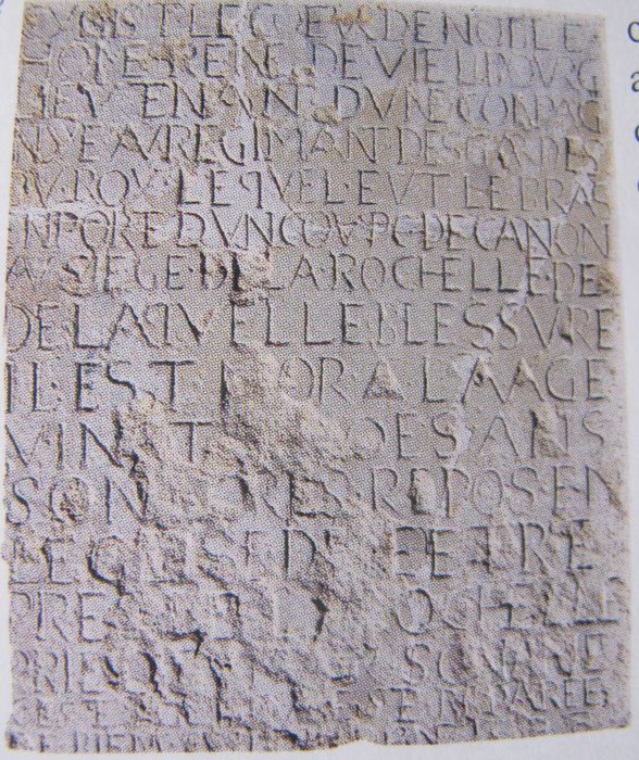 plaque funéraire de René de Vielbourg - © Ministère de la Culture (France), Conservation des antiquités et des objets d’art de la Nièvre – Tous droits réservés 